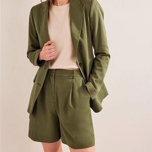 NEW BODEN KHAKI GREEN BERMUDA TENCEL SHORTS!